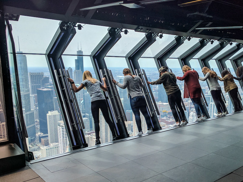 Visitantes no 360 Chicago Observation Deck