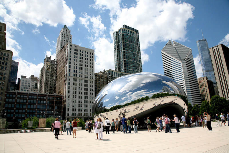 Turistas na Cloud Gate em Chicago