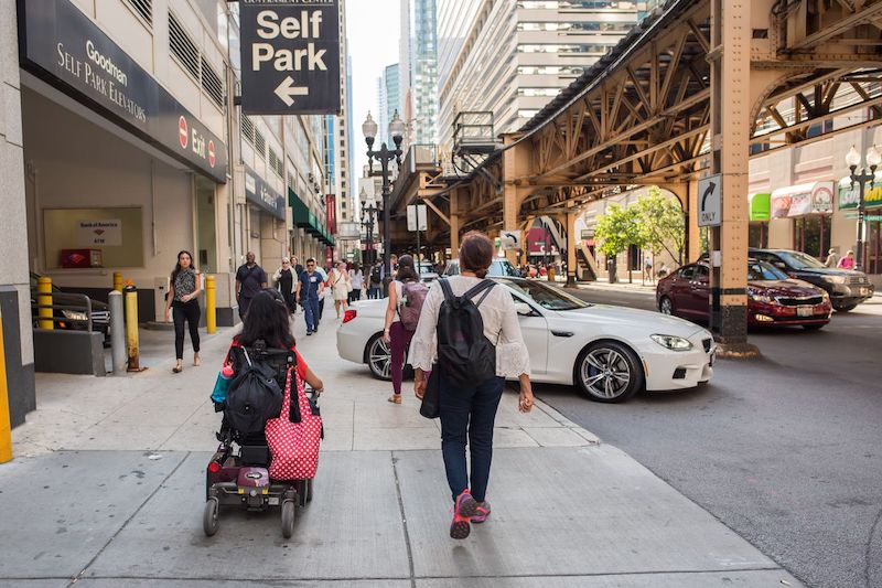 Rua acessível para deficientes físicos em Chicago