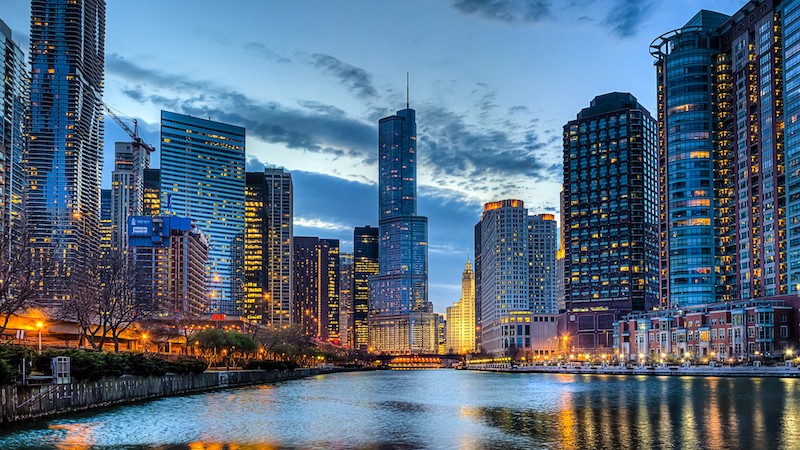 Paisagem de edifícios ao redor do Chicago River