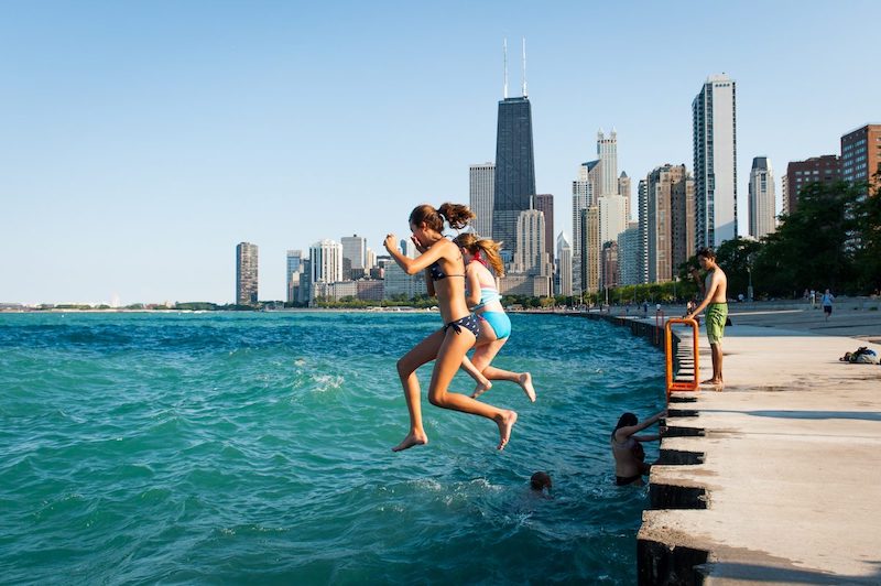 Pessoas no lago Michigan em Chicago