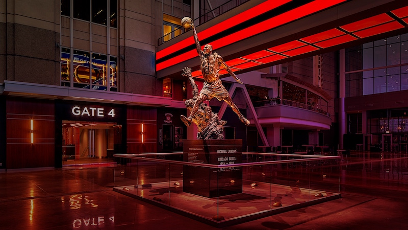 Estátua do Michael Jordan na arena United Center em Chicago