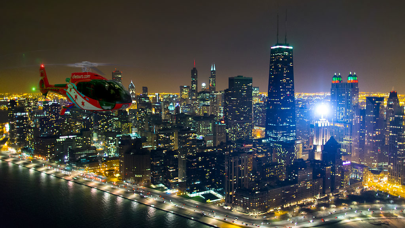 Helicóptero à noite em Chicago