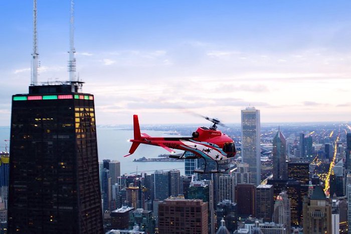 Helicóptero sobrevoando Chicago