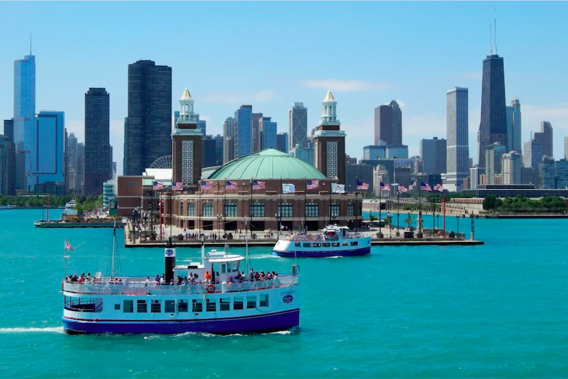 Passeio de barco em frente ao Navy Pier no Lake Michigan em Chicago