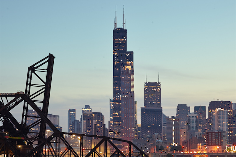 Vista da Willis Tower à noite em Chicago