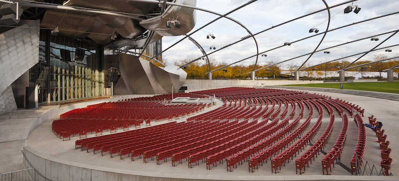 Área com assentos no Jay Pritzker Pavilion em Chicago