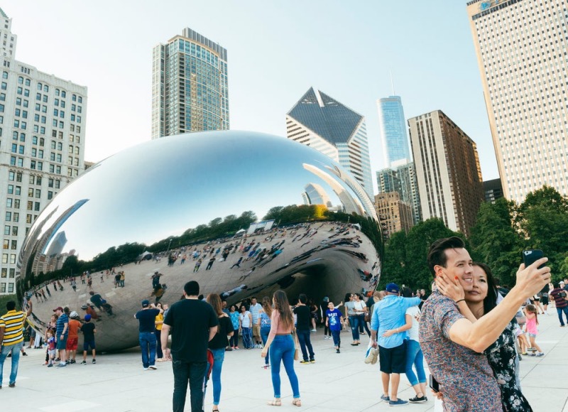 Tirando foto em frente à escultura Cloud Gate em Chicago