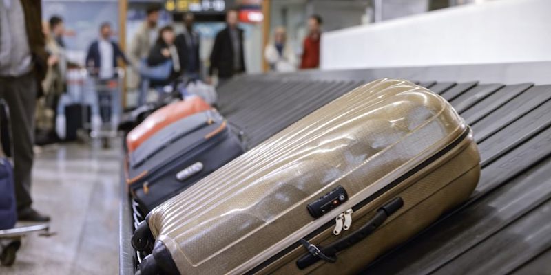 Malas na esteira de bagagens no aeroporto