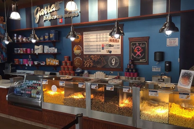 Opções de pipoca na loja Garrett Popcorn em Chicago