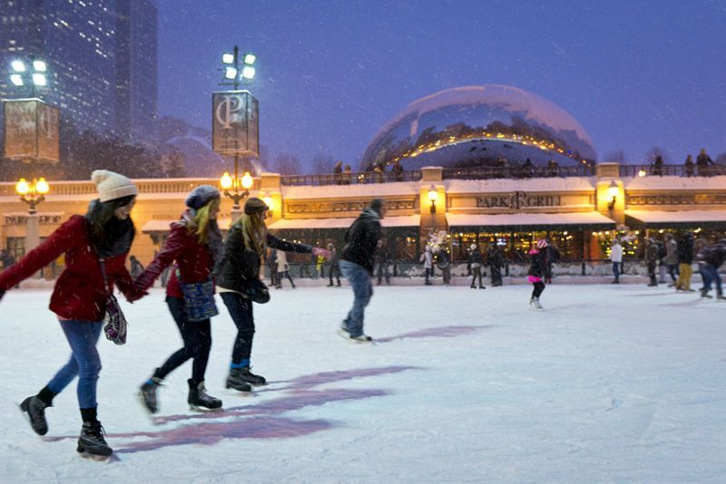 Amigas patinando no gelo em Chicago