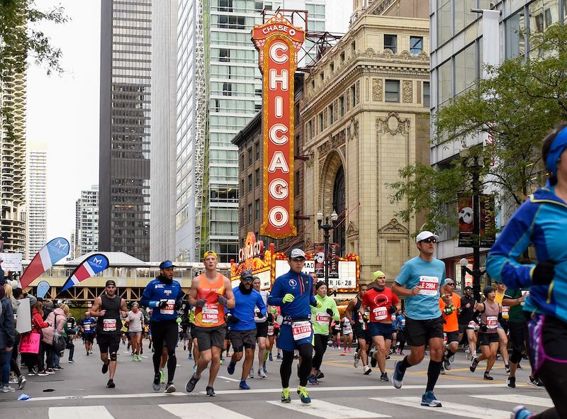 Corredores na cidade na Maratona de Chicago