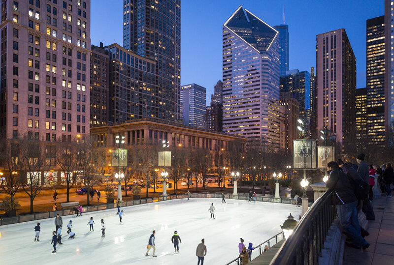 McCormick Tribune Plaza & Ice Rink no Millennium Park em Chicago