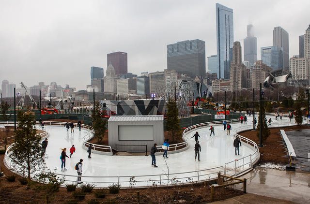 Pista de patinação no gelo no Maggie Daley Park em Chicago