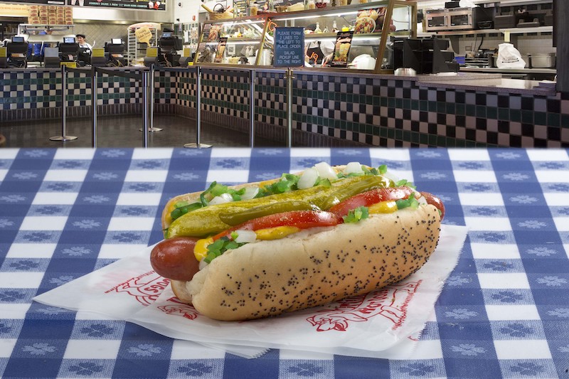 Chicago-Style Hot Dog no Portillo's em Chicago