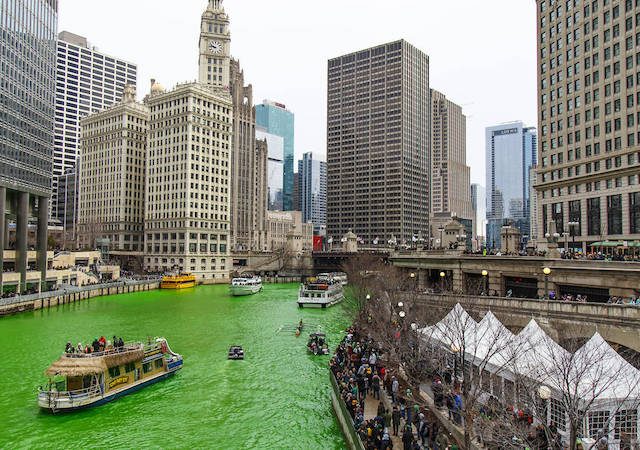 Margem do Chicago River no Saint Patrick’s Day em Chicago