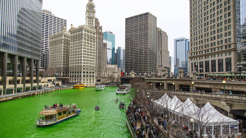 Margem do Chicago River no Saint Patrick’s Day em Chicago
