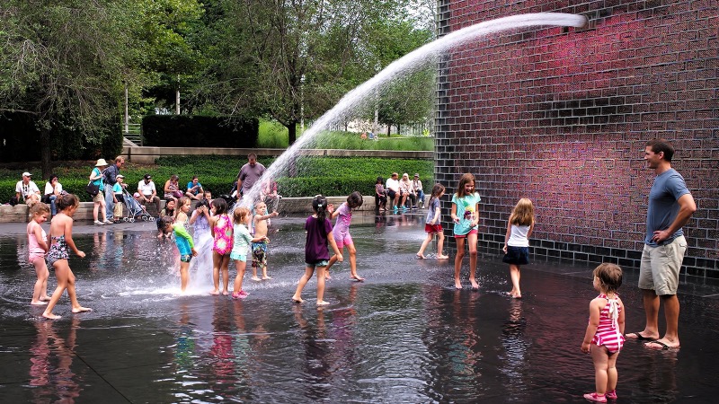 Crianças na fonte do Millenium Park em Chicago