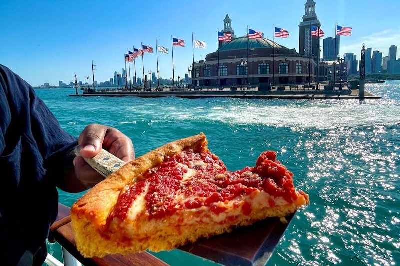 Fatia da Chicago Style Deep Dish Pizza da Gino's East