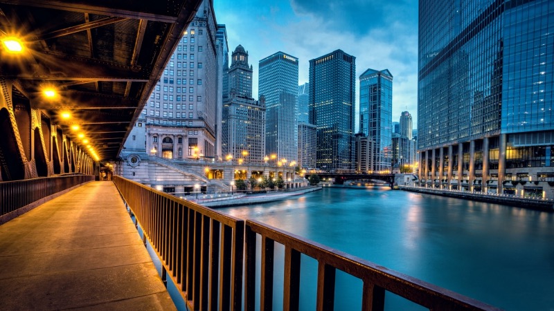 Vista panorâmica dos arranha-céus ao anoitecer em Chicago